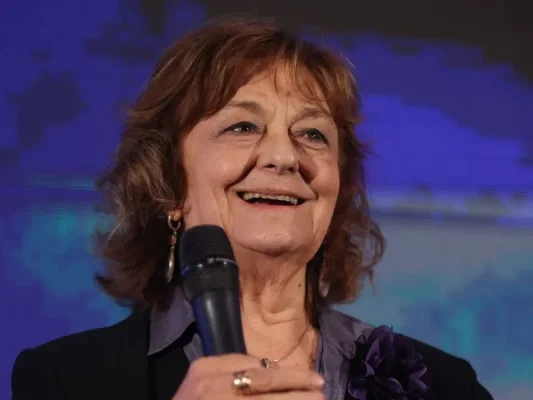 Scriitoarea Ana Blandiana va vota cu Nicuşor Dan. "Poporul român îşi va pune sufletul pe masă"
