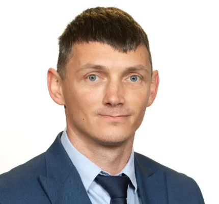 CV-ul unui senator POT cu o condamnare la activ și cursuri la „Academic Singles”, deliciul internetului