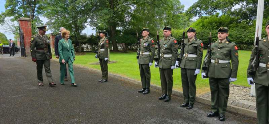 Familia Regală, întâmpinată de Garda de Onoare la baza militară Kildare din Irlanda: O mulțime de lucruri ne unesc