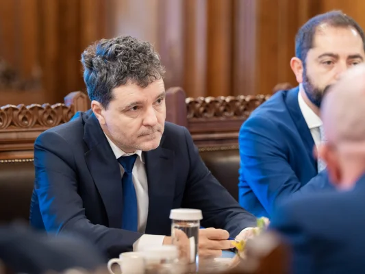 Negocierile finale se duc la Cotroceni: Nicușor Dan așteaptă partidele cu rotativa și Ilie Bolojan desemnat premier