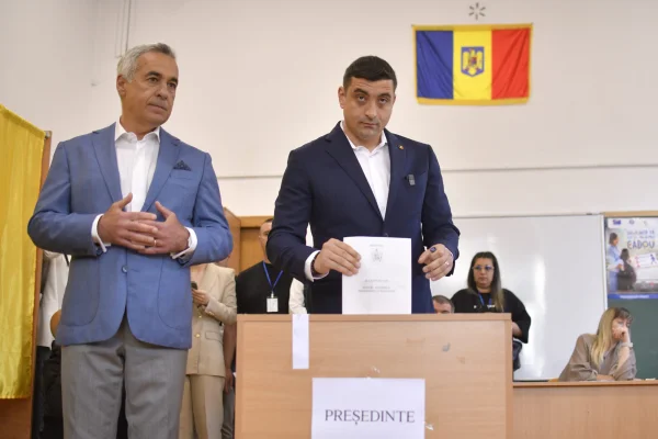 George Simion a venit la vot alături de Călin Georgescu. Nu li s-au permis declaraţii în secţie