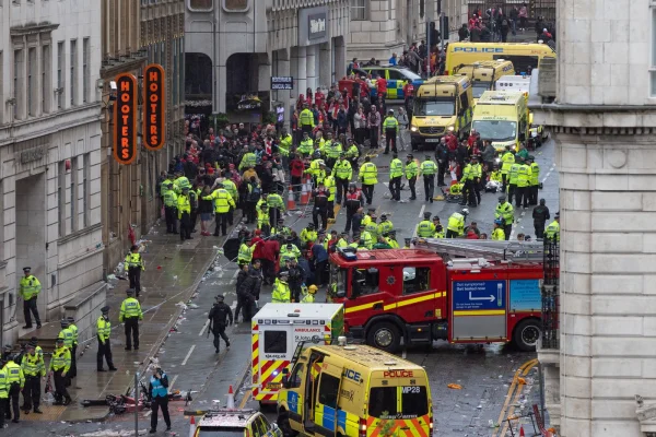 O mașină a intrat în suporterii lui Liverpool, în timpul paradei pentru sărbătorirea titlului. Ce spun martorii