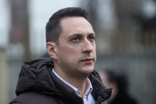 Independentul Vlad Gheorghe, amendat de AEP cu 15.000 de lei pentru susţinerea lui Nicuşor Dan, în campania electorală, fără să eticheteze postarea cu CMF – cod de mandatar financiar / Politicianul anunţă că va contesta amenda