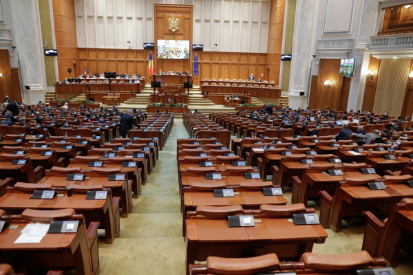 Moțiunea AUR, citită cu sala aproape goală. Nici Simion n-a venit să o audă, deși el a inițiat-o