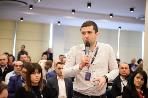 Ministrul Economiei: Sunt şefi de companii de stat cu salarii de 50.000 de lei brut. Şi-au betonat un contract cu nişte valori extrem de scăzute, pe care le îndeplinesc doar dacă se uită dimineaţa pe geam din birou