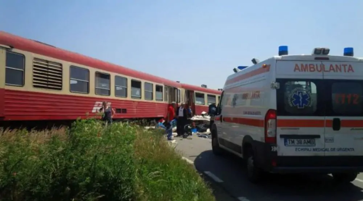 Tren deraiat în Timiș, după ce a lovit un camion cu lemne / Circulația pe calea ferată, între Făget și Margina, este blocată