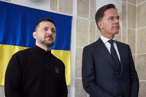 Șeful NATO a mers cu Zelenski să-i vadă pe răniții din atacul sângeros de la Sumî: Sunt lângă voi