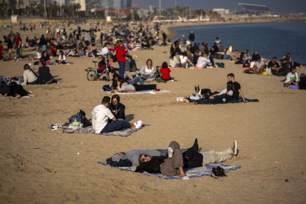 Caniculă și risc de incendii în sudul Europei. Schimbările climatice au făcut ca Barcelona să piardă 20% din plaje într-un an