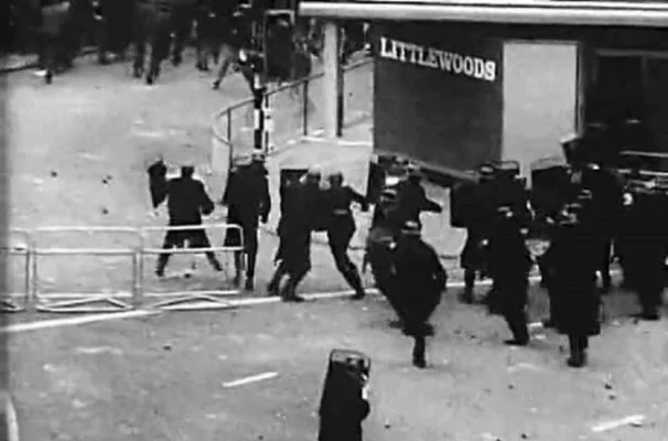 Revolte violente în Irlanda de Nord după o manifestaţie paşnică stârnită de cazul a doi doi minori români care ar fi agresat sexual o fată. 15 poliţişti au fost răniţi în confruntări cu protestatari mascaţi