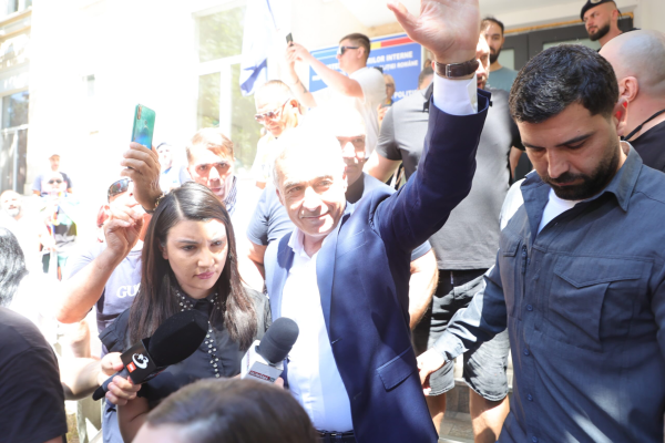 Călin Georgescu, ÎNTÂMPINAT de zeci de susținători la IPJ Ilfov: „România este astăzi condusă de patrocrație”