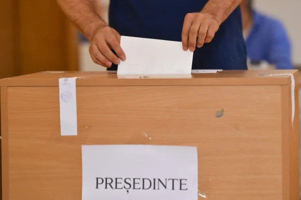 Tot ce trebuie să știi despre candidați, unde și cum votezi în TURUL DOI al alegerilor PREZIDENȚIALE 2025