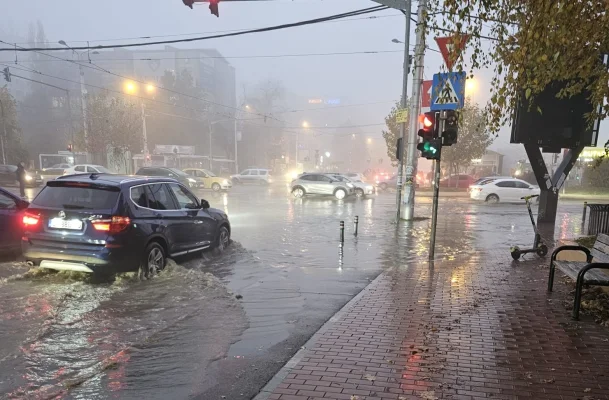 Fechet: Evoluţia fenomenelor meteorologice e îngrijorătoare / E posibil să înregistrăm o lună mai în top 5 cele mai ploioase luni mai din istorie / Probleme pot apărea în Braşov, la acumularea Săcele, dar urmărim bazinul superior al Prutului şi al Târnavelor