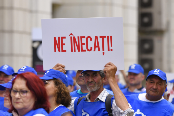 Angajații de la Apele Române protestează la Ministerul Mediului: Lucrăm cu apă, dar nu trăim cu aer