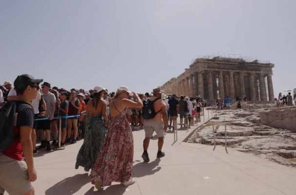 Grecia închide Acropola şi interzice munca în aer liber din cauza vremii toride
