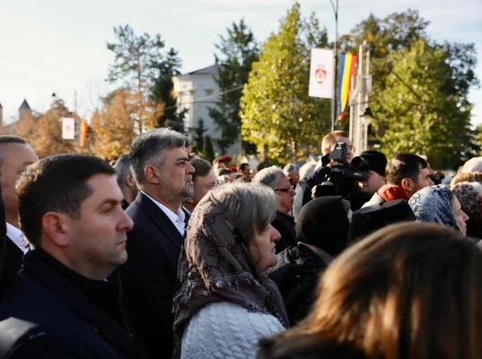 Inflație de candidați la alegerile prezidențiale, la slujba de Sfânta Parascheva de la Iași
