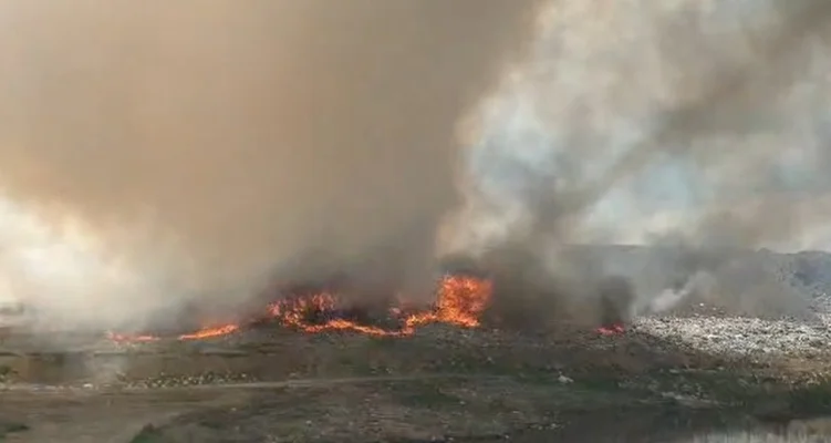 Incendiu puternic izbucnit la groapa de gunoi de lângă Galați, identic cu cel din 2024