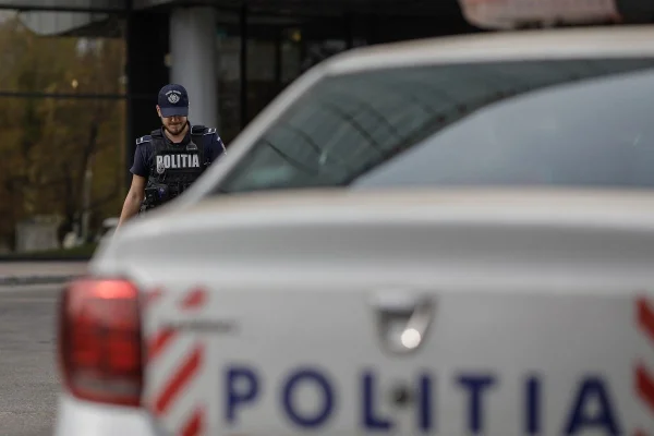 Vicepreşedintele USR Cluj Ciprian Rus a sesizat autorităţile după ce a găsit un „pachet suspect” sub maşina sa / „Era prins cu niște magneți foarte puternici. Înăutru am găsit ceva care semăna cu cristale. Mi-am dat seama că sunt substanțe suspecte”