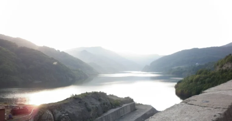 Evacuări controlate de apă din barajul Siriu din cauza viiturilor din amonte / Administraţia Bazinală de Apă Buzău-Ialomiţa monitorizează situația pentru evitarea producerii de inundații