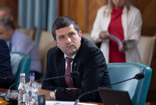 Ministrul Miruta (USR) ii da afara pe membrii CA de la Salrom si cere sa fie trimisi in judecata. Anunta si masuri privind directorii cu salarii de peste 10.000 euro/luna de la companiile de stat