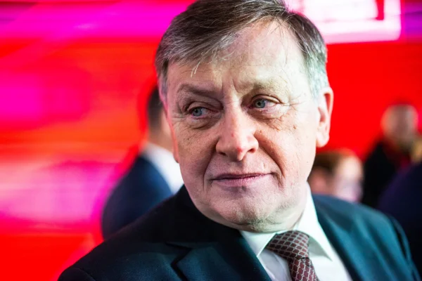 Bloomberg: Eliminarea lui Antonescu, a doua lovitură pentru partidele coaliției. Guvernul Ciolacu, într-o poziție și mai fragilă