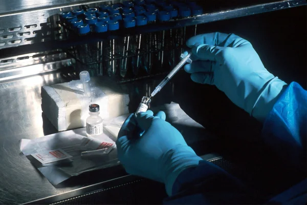 Casa Naţională de Asigurări de Sănătate propune extinderea subprogramului de testare genetică pentru noi tipuri de tumori maligne
