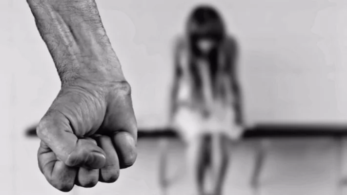 Parlamentul adoptă legea „România fără violenţă”, care dublează pedepsele pentru agresori