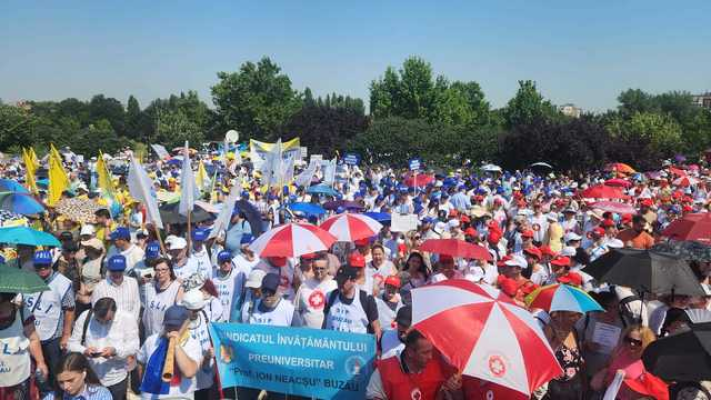 Sute de sindicalişti din Educaţie şi Sănătate protestează la Parlament, pe cod roşu de caniculă, faţă de măsurile propuse de Executiv/ La ora 15.00, Guvernul îşi asumă răspunderea în faţa senatorilor şi deputaţilor pe primul pachet de măsuri fiscale VIDEO