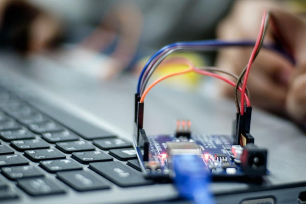 Introducere în programarea plăcilor de dezvoltare: primii pași pentru începători