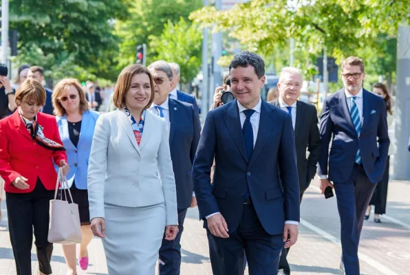 Nicuşor Dan, acuzat de un partid din Moldova că ar fi fraudat alegerile cu ajutorul Maiei Sandu: „Cine a ajuns la putere prin influența reţelei SOROS-USAID?”