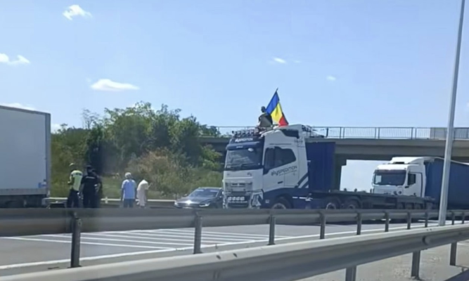 Aktual24: Șase dosare penale și 23 de amenzi după protestele suveraniștilor din Piața Victoriei și de pe A1. Un șofer care s-a urcat pe un TIR ca să protesteze a rămas fără certificatul de înmatriculare și fără plăcuțe