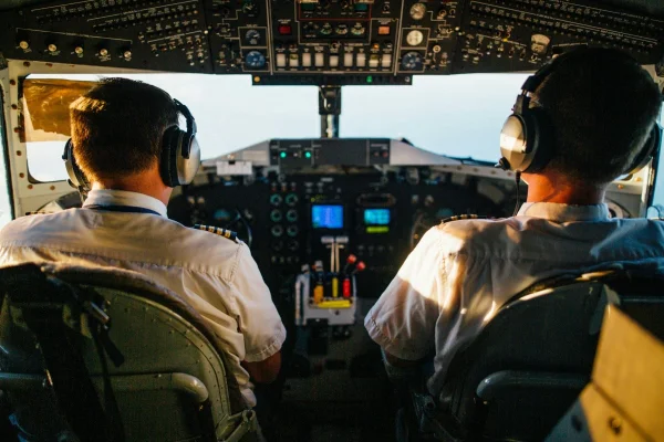 Aterizare de urgență în Austria a unei curse Budapesta – Lyon, după ce a apărut fum în cabina piloților / Erau 143 de pasageri la bord