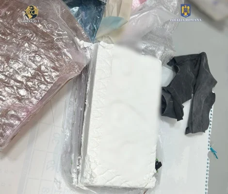 Doi români au introdus în țară, prin intermediul unei firme de curierat internațional, două kilograme de cocaină și 15 kilograme de canabis / Drogurile erau ascunse în colete / Suspecții de trafic de droguri au fost arestați