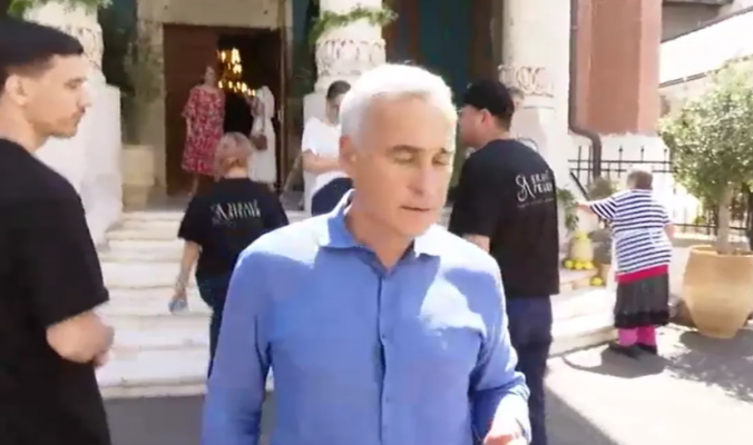FOTO Călin Georgescu, apariție surpriză la biserica unde s-a cununat fiica lui Gheorghe Hagi