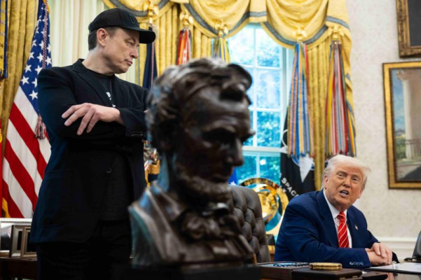 Gâlceavă la Casa Albă: Musk vrea un nou partid politic. Trump trimite DOGE „să-l mănânce pe Elon” și îl amenință cu deportarea