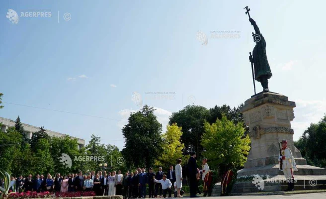 Președinții României și Republicii Moldova au depus coroane de flori la Monumentul lui Ștefan cel Mare de la Chișinău