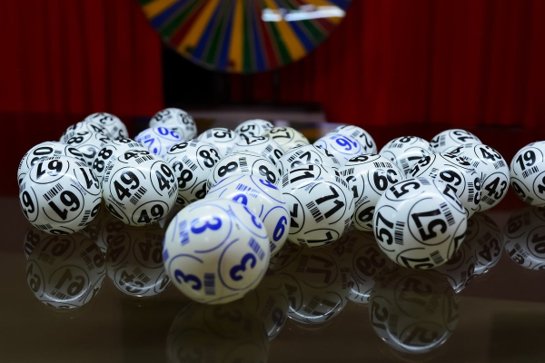 Reportul la Loto 6/49 este de 2,18 milioane euro, iar la Joker de 4,76 milioane euro
