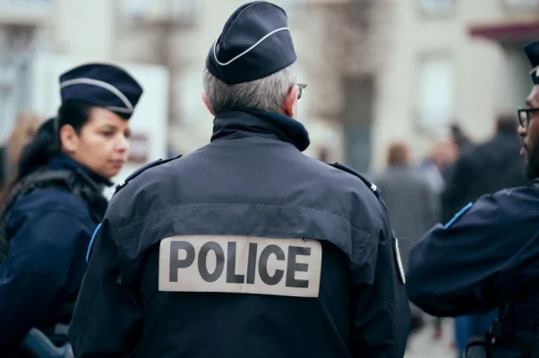 Rețea de traficanți de droguri sintetice vândute într-o proprietate de lux din Franța, destructurată