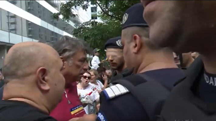 Jurnaliștii Realitatea Plus care au vrut să-l filmeze pe Călin Georgescu la IPJ Ilfov, îmbrânciți de jandarmi. Sistemul disperat a trecut la hărțuirea presei care ține cu poporul - VIDEO