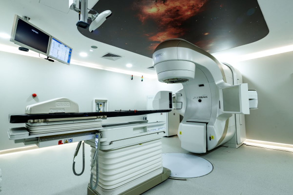 Ce înseamnă tratamente personalizate în radioterapie și cum ajută noile tehnologii. Dr. Filip Zarma, medic radioterapeut Regina Maria: „Putem stabili numărul de ședințe în funcție de răspunsul preconizat al tumorii la tratamente”