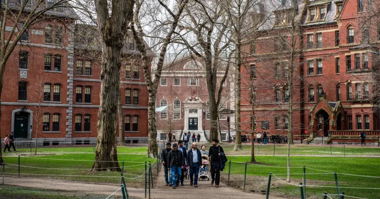 Administrația Trump retrage dreptul Universității Harvard de a înscrie studenți internaționali