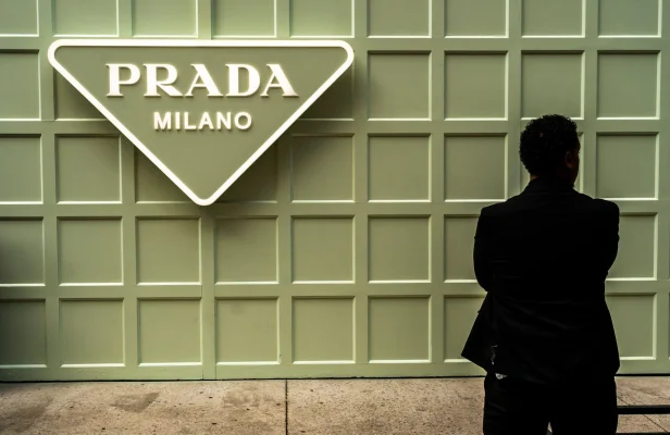 Prada ar urma să anunțe săptămâna aceasta preluarea Versace / Tranzacţia este estimată la aproximativ 1,5 miliarde de euro