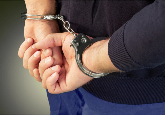 Dolj: Bărbatul care şi-a ameninţat soţia, rămânând în locuinţă cu cei patru copii ai lor, după care a tras cu arma spre poliţişti, reţinut