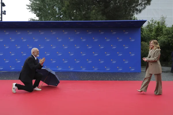 Inedit. Premierul Albaniei, Edi Rama, a îngenuncheat în fața Giorgiei Meloni