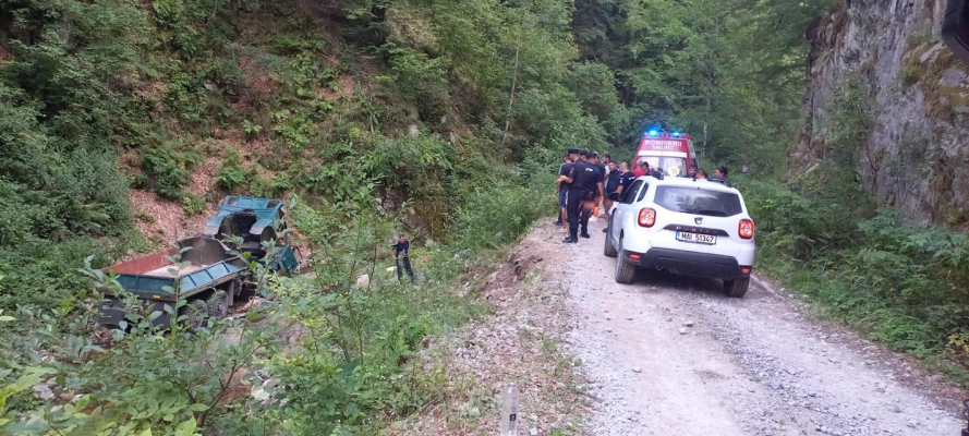 Două persoane au murit şi patru au fost rănite în Gorj, după ce autoutilitara în care se aflau s-a răsturnat într-o râpă / A fost activat Planul Roşu de Intervenţie