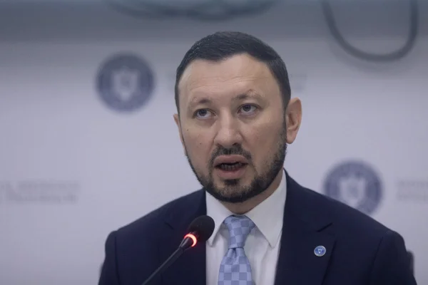EXCLUSIV | Ministrul Mediului, Mircea Fechet: „Dacă se deschide drumul forestier prin pădurea Băneasa, voi demite conducerea Romsilva și Direcției Silvice Ilfov” / Barierele au fost montate / Neoficial circulă informări că se așteaptă schimbarea guvernului