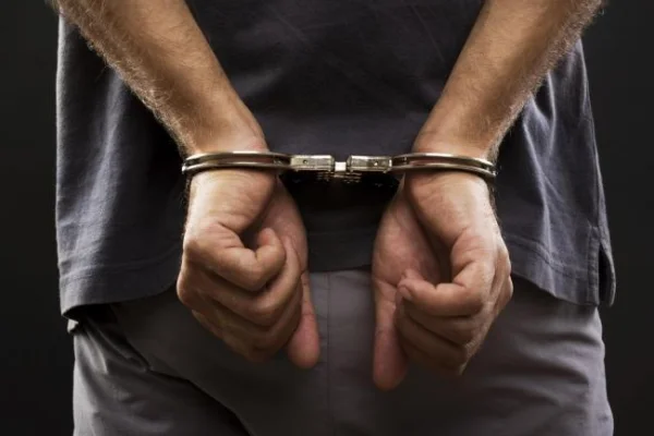 Doi bărbați urmăriți de justiție, prinși în Sectorul 3 în două zile consecutive