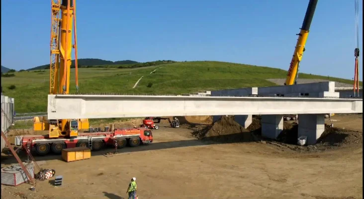 Imagini inedite de la montarea primei grinzi pe lotul 2 al AUTOSTRĂZII Sibiu-Pitești. Sorin Grindeanu: „Sunt necesare 1050 de grinzi din beton”
