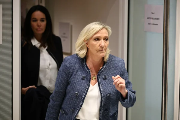Marine Le Pen luptă pentru relevanță în fața ascensiunii fulminante a lui Jordan Bardella în sondaje