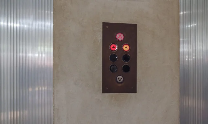 Lift prăbușit într-un imobil din Timișoara. Patru persoane, printre care un copil, au ajuns la spital. Poliția a deschis dosar penal