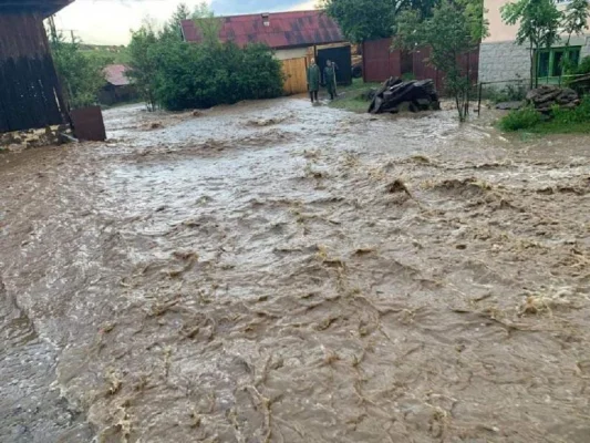 Cod galben de inundații pe râuri din 18 judeţe, până marţi dimineaţa